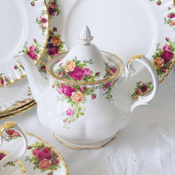 Royal Albert Old Country Roses dinner service, 6 plates, platter, teapot