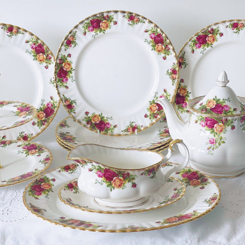 Royal Albert Old Country Roses dinner service, 6 plates, platter, teapot