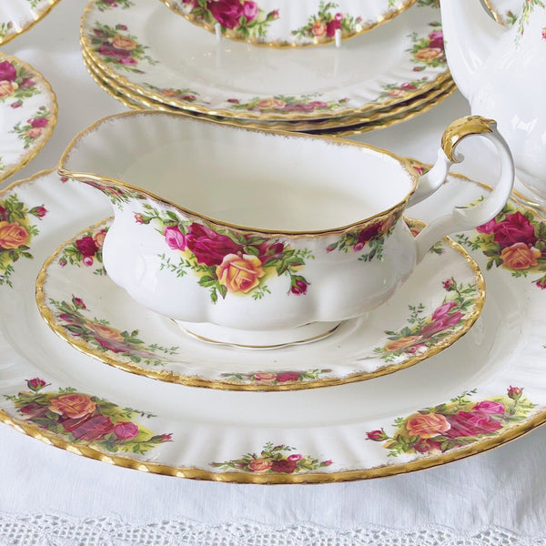 Royal Albert Old Country Roses dinner service, 6 plates, platter, teapot